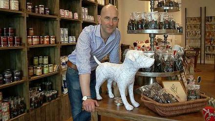 Sascha Sonnenberg verkauft Hundefutter und -zubehör.