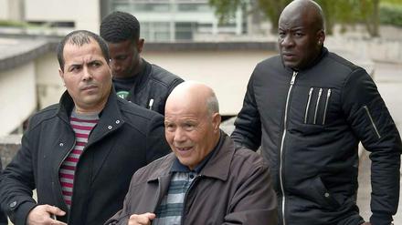 Die Angehörigen der Opfer: Amor Benna (M.) and Adel Benna (l.), Vater und Bruder von Zyed Benna, sowie der Bruder von Bouna Traore (r.).