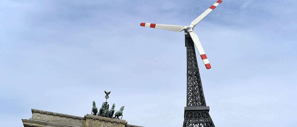 Zu Beginn des Petersburger Klimadialogs stellte die Umweltschutzorganisation Greenpeace einen Eifelturm mit Windrad vor dem Brandenburger Tor auf. 