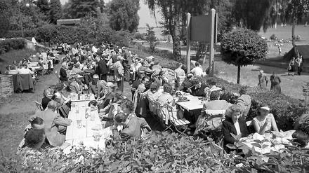 Wie bei Bolles im Biergarten: Freiluftidylle 1952, vielleicht zu Pfingsten, vielleicht in Pankow.