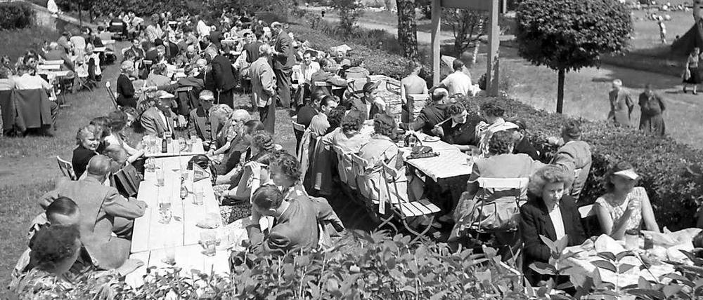 Wie bei Bolles im Biergarten: Freiluftidylle 1952, vielleicht zu Pfingsten, vielleicht in Pankow.