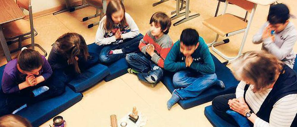 Meditativ. Buddhismus-Lehrerin Renate Noack und ihre Schüler. 