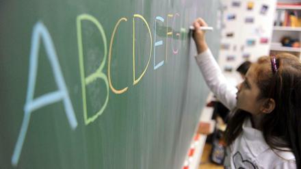 Mit dem ABC fängt es an: Erstklässler im Unterricht.