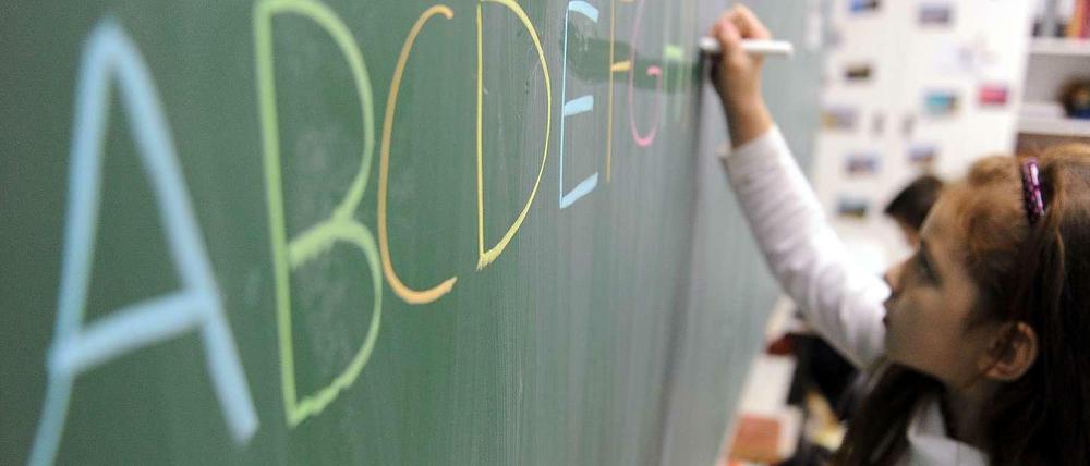 Mit dem ABC fängt es an: Erstklässler im Unterricht.