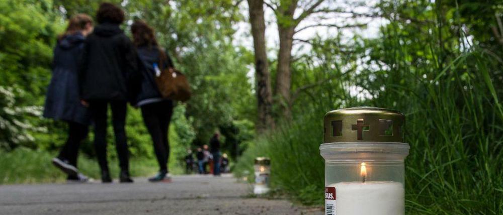 Trauer am Tatort: Kerzen brennen am Ort, an dem die 18-Jährige gestorben ist.