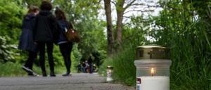 Trauer am Tatort: Kerzen brennen am Ort, an dem die 18-Jährige gestorben ist.