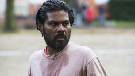 Dheepan alias Jesuthasan Anthonythasan flieht vor dem Bürgerkrieg auf Sri Lanka – und stolpert in die Bandenkriege der Paris Vororte.  