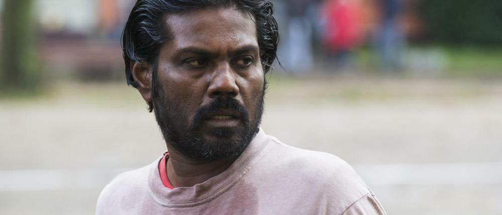 Dheepan alias Jesuthasan Anthonythasan flieht vor dem Bürgerkrieg auf Sri Lanka – und stolpert in die Bandenkriege der Paris Vororte.  