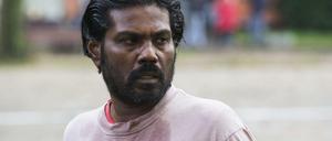 Dheepan alias Jesuthasan Anthonythasan flieht vor dem Bürgerkrieg auf Sri Lanka – und stolpert in die Bandenkriege der Paris Vororte.  