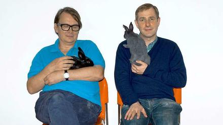 Herr Regener und Herr Dorau und zwei Kaninchen