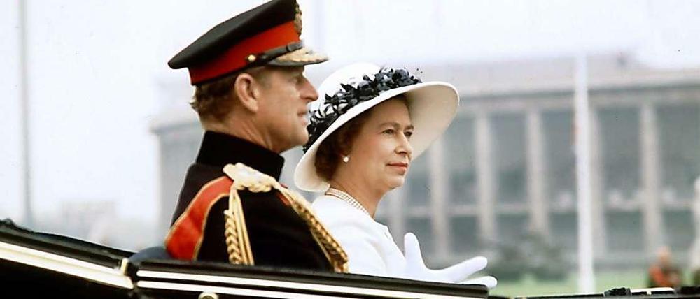 Königin Elizabeth II. und Prinz Philip fahren am 24.05.1978 über das Maifeld am Olympiastadion. Im Juni kommt die Queen zum vierten Staatsbesuch nach Berlin.