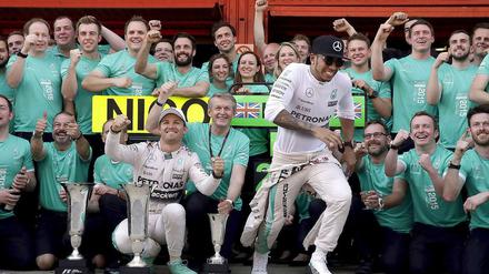 Zwei sind einer zu viel. Während Nico Rosberg seinen Sieg in Barcelona feiert, sucht Lewis Hamilton schon das Weite. 