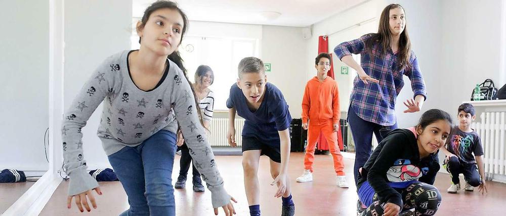 Bei den Proben für den Auftritt am Sonnabend gibt die Tanzgruppe der Jens-Nydahl-Grundschule in Kreuzberg alles.