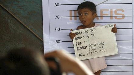 Ein mit dem Boot aus Burma geflüchtes Kind der muslimischen Volksgruppe Rohingya wird in einem Aufnahmelager in Indonesien fotografiert. 