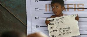 Ein mit dem Boot aus Burma geflüchtes Kind der muslimischen Volksgruppe Rohingya wird in einem Aufnahmelager in Indonesien fotografiert. 