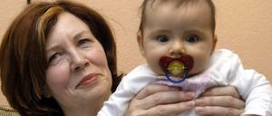 Annegret R. hat nun 17 Kinder. Hier ein Foto mit ihrer Tochter Lelia am 03.11.2005 in ihrem Haus in Berlin-Spandau. Schon damals hatte sie als 55-jährige Mutter Aufmerksamkeit erregt. Für Lelia hatte der damalige Bundespräsident Horst Köhler die Patenschaft übernommen. 