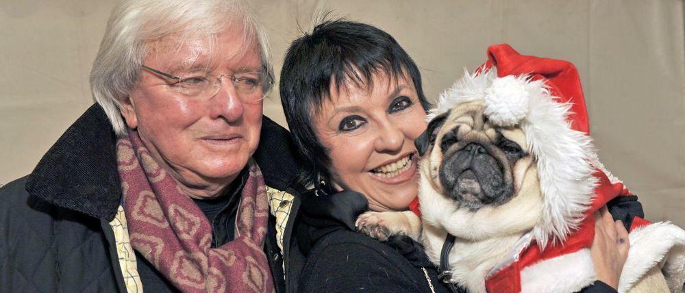 Gerd Käfer mit Ehefrau Uschi Ackermann und ihrem Mops Sir Henry im Nikolauskostüm bei einer Charity-Veranstaltung für obdachlose Menschen mit Hunden. 