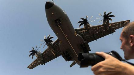 Einige Länder, darunter Deutschland, haben den Militärtransporter schon. Sie sollen nun die Triebwerksteuerung prüfen.