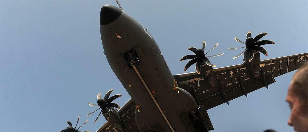 Einige Länder, darunter Deutschland, haben den Militärtransporter schon. Sie sollen nun die Triebwerksteuerung prüfen.