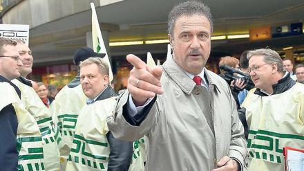 Der Streikführer: GDL-Chef Claus Weselsky im Kreis seiner Anhänger beim letzten Streik. 