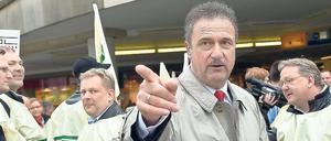 Der Streikführer: GDL-Chef Claus Weselsky im Kreis seiner Anhänger beim letzten Streik. 