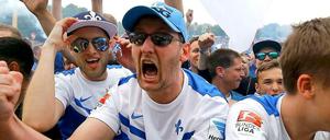 Grenzenlose Freude bei den Lilien. Nach 33 Jahren ist der SV Darmstadt 98 wieder in der Bundesliga.