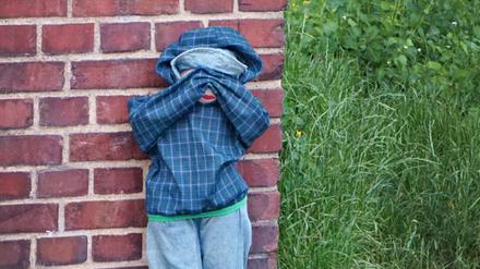 Ein Puppe steht an einer Mauer am Eingang des Volksgartens in Düsseldorf. Unbekannte schaffen derzeit in Düsseldorf herzzerreißenede Grusel-Szenarien. Die 60 Zentimeter kleinen Gestalten sind bloß Puppen. 