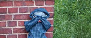 Ein Puppe steht an einer Mauer am Eingang des Volksgartens in Düsseldorf. Unbekannte schaffen derzeit in Düsseldorf herzzerreißenede Grusel-Szenarien. Die 60 Zentimeter kleinen Gestalten sind bloß Puppen.