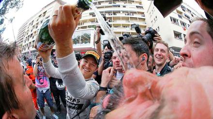 Einen Lottogewinn feiert man ja auch: Nico Rosberg begießt seinen glücklichen Sieg beim Großen Preis von Monaco.