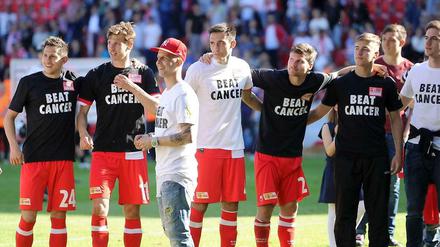 Auch der an Krebs erkrankte Benjamin Köhler war bei den Feierlichkeiten auf dem Rasen nach Spielende dabei.