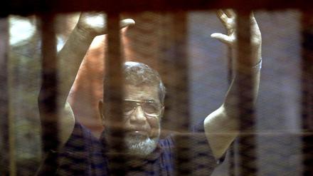 Ex-Präsident Mursi im Gerichtssaal nach dem Urteilsspruch.
