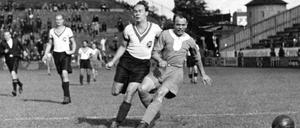 Hertha BSC spielt am 30. Oktober 1938 in der Gauliga Berlin-Brandenburg gegen den Berliner SV (3:3), hier stürmt Hanne Sobek (r.).
