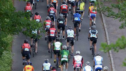 Radsportler beim Velothon 1012 über die Havelchaussee  