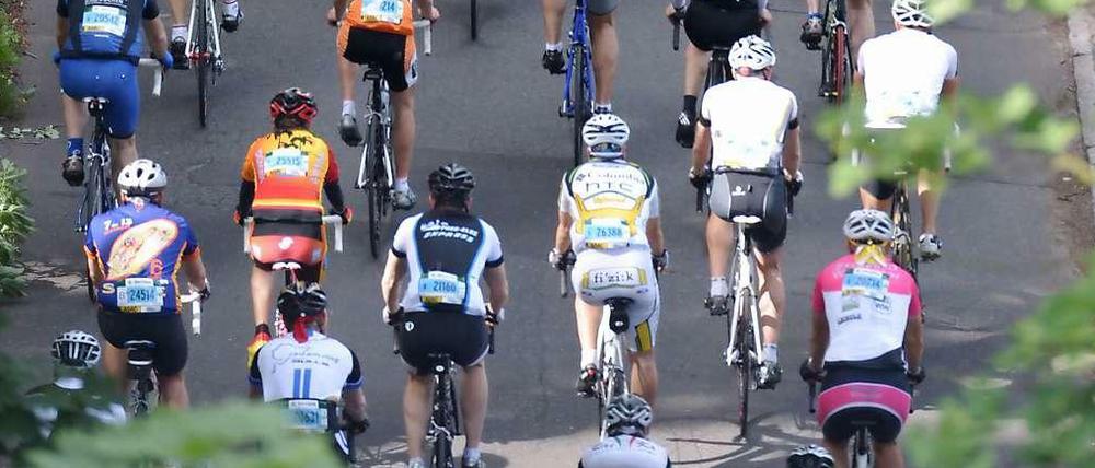 Radsportler beim Velothon 1012 über die Havelchaussee
