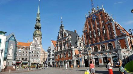 Das Schwarzhäupterhaus (r) und die Petrikirche (l) auf dem Rathausplatz der lettischen Hauptstadt Riga.
