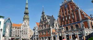 Das Schwarzhäupterhaus (r) und die Petrikirche (l) auf dem Rathausplatz der lettischen Hauptstadt Riga.