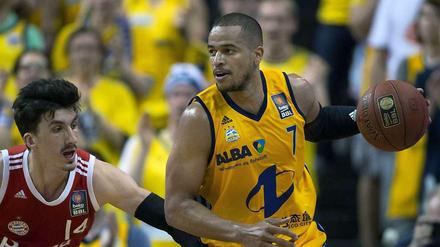 Unerreichbar: Berlins Alex King (r.) schirmt den Ball gegen Münchens Nihad Djedovic ab.