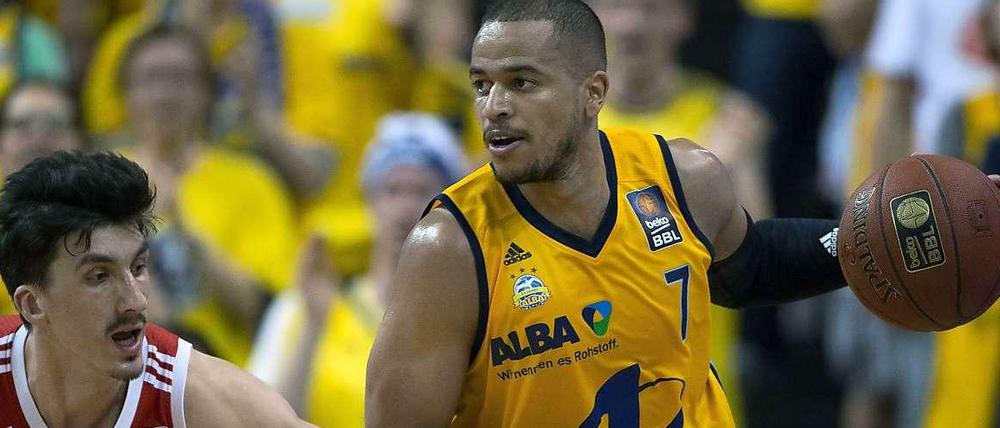 Unerreichbar: Berlins Alex King (r.) schirmt den Ball gegen Münchens Nihad Djedovic ab.
