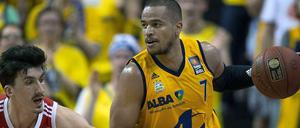 Unerreichbar: Berlins Alex King (r.) schirmt den Ball gegen Münchens Nihad Djedovic ab.