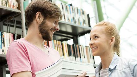 Blickkontakt allein reicht beim Flirten nicht aus, auch die Worte wollen wohl gewählt sein.