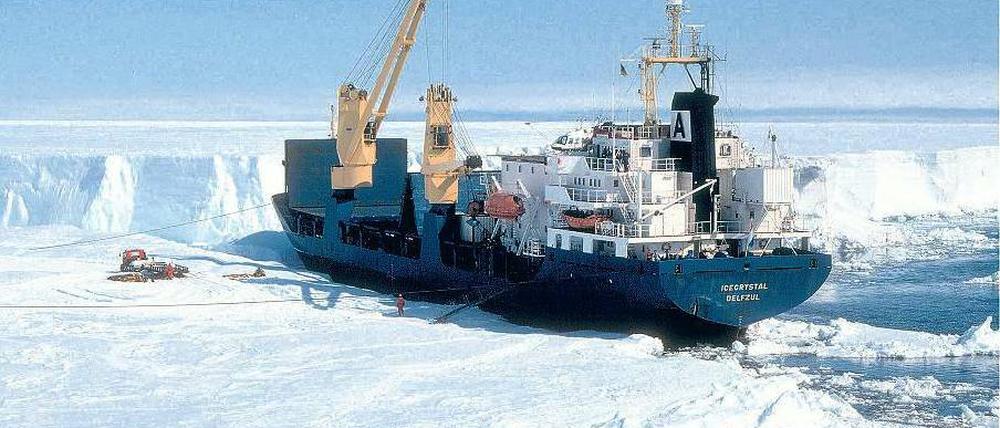 Ein Forschungsschiff setzt Messgeräte auf dem Schelfeis der Antarktischen Halbinsel ab.
