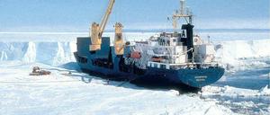 Ein Forschungsschiff setzt Messgeräte auf dem Schelfeis der Antarktischen Halbinsel ab.