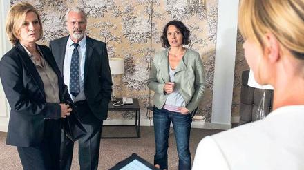 War es so? LKA-Beamtin Johanna Stern (Lisa Bitter, rechts) und Kommissarin Lena Odenthal (Ulrike Folkerts) konfrontieren Joseph und Valerie Sattler (Peter Sattmann und Suzanne von Borsody) mit ihrer Version des Mordes.