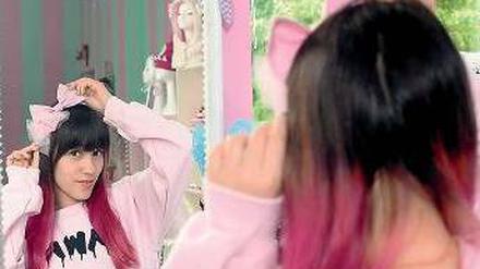 Rosa Wolke.  Melissa Lee, Modesignerin und Youtube-Queen, macht sich in ihrem Laden in Berlin-Wedding die Haare schön.