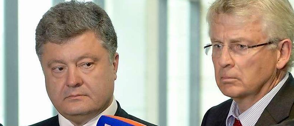 Karl-Georg Wellmann (rechts), Bundestagsabgeordneter aus Berlin-Zehlendorf, ist Vorsitzender der deutsch-ukrainischen Parlamentariergruppe. Das Bild zeigt ihn mit Petro Poroschenko, Präsident der Ukraine.