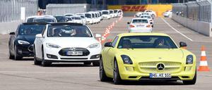 Schlange unter Strom. Am Rande des Formel-E-Rennens trafen sich die Fahrer von mehr als 500 Elektroautos in Tempelhof.
