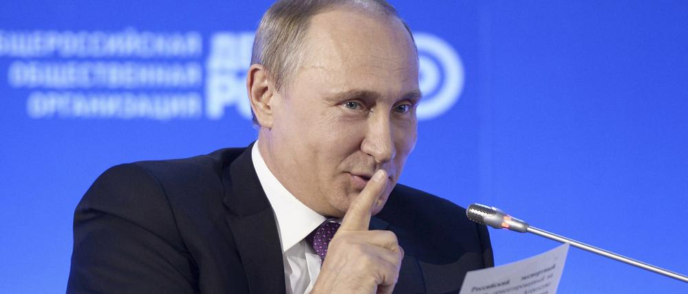 Präsident Wladimir Putin hatte das Gesetz am Samstag unterzeichnet.