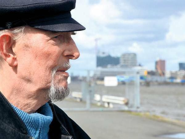 Arbeiteradel. Als Ralf Vaust im Hafen anfing, löschten sie die Ladung der Schiffe noch von Hand. Vom „Kleinen Grasbrook“ hätte er schon einmal wegziehen sollen. Und jetzt? Ach ja.