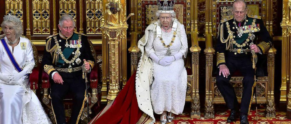 Das Zeremoniell. Die britische Königin Elizabeth II. sitzt im House of Lords auf dem Thron, daneben ihr Gatte Prinz Philip. Auch Prinz Charles und seine Frau Camilla sind anwesend. 