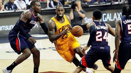 Einer gegen Alle. Clevelands Superstar LeBron James war von den Hawks nicht zu stoppen.